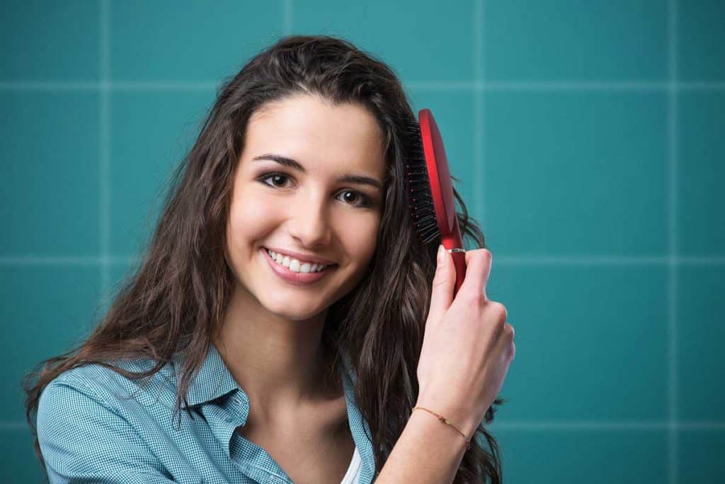 com que frequência você deve escovar o cabelo?