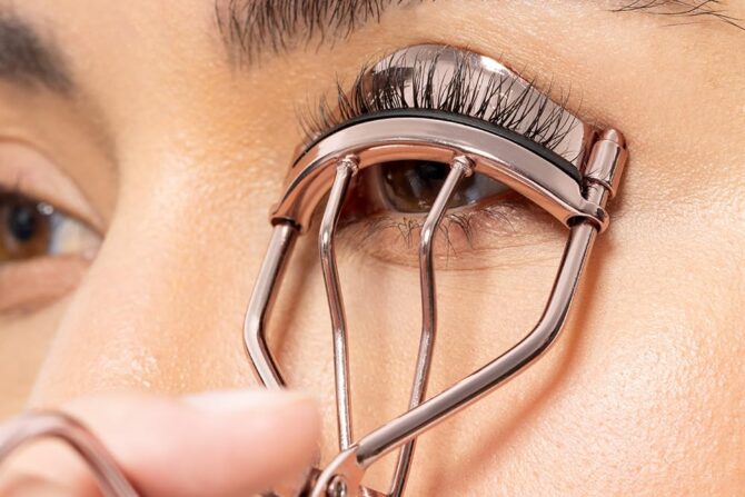Best Eyelash Curler for Straight Lashes
