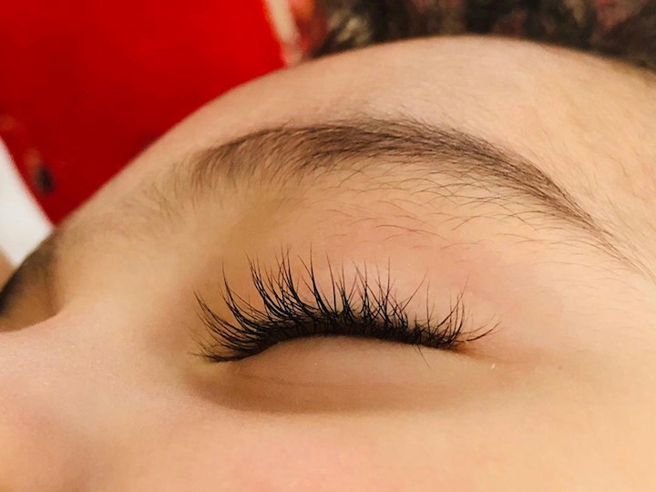 How to Take Off Fake Lashes