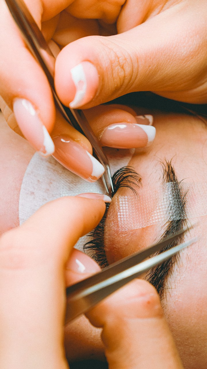 How to Take Off Fake Lashes