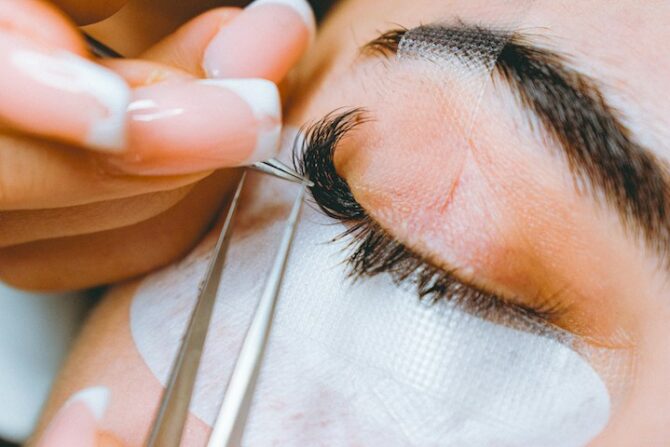 How to Take Off Fake Lashes